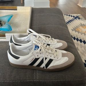 Barley-Worn size 9 men's/ Women's 10.5 Adidas Samba shoes in white/black.